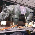 Transportierung der Bronzeskulptur eines Nashorns